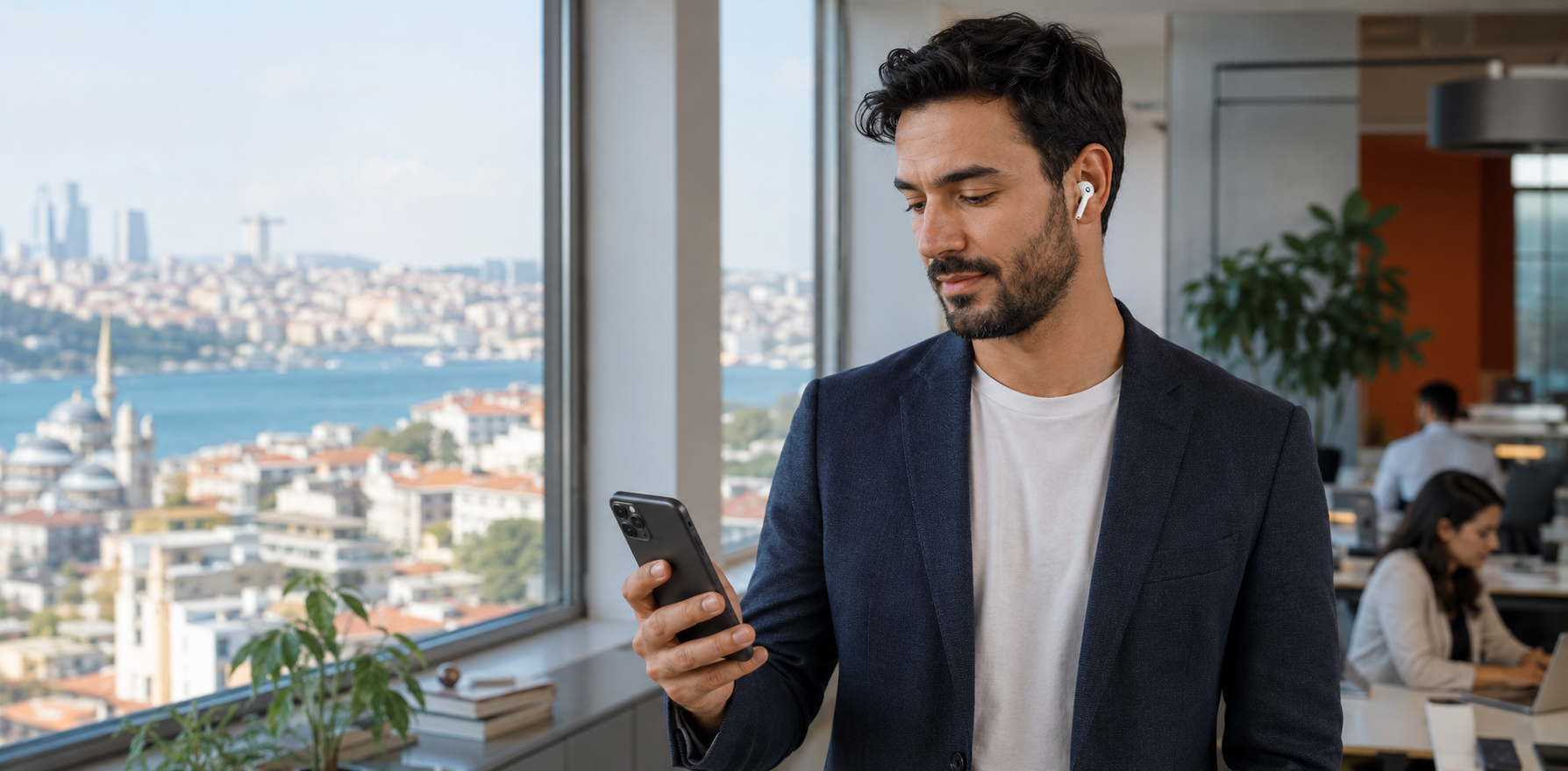 Telefonundan sesli mesaj dinleyen Türk iş insanı